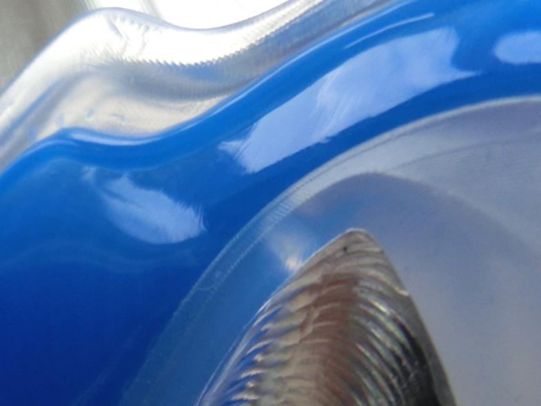 Dreidimensionale Oberflächenbeschichtung, Adhäsivsilikon (blau, klebend) auf transparentem Silikonformteil